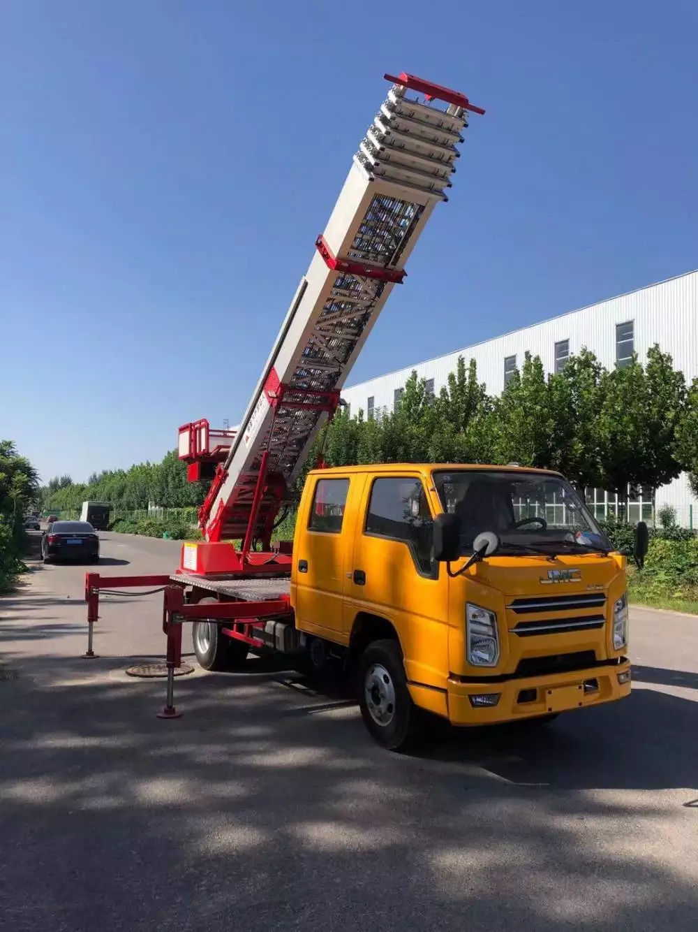 饶平附近的云梯车出租服务：轻松解决高空作业需求